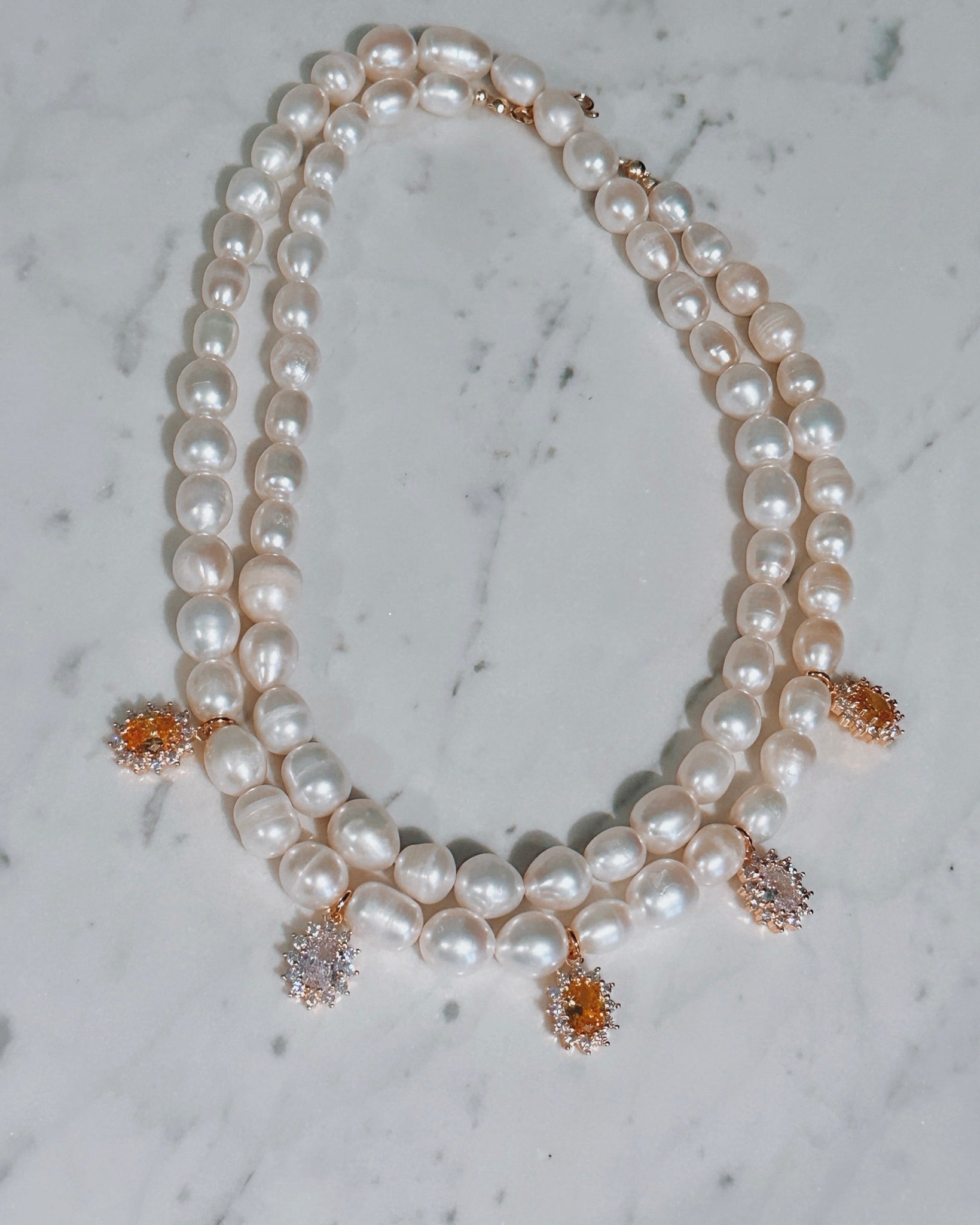 Collier JACKIE Perles Naturelles et Fleurs Jaune / Blanc